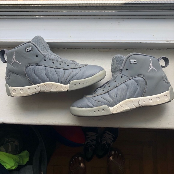 Boys Gray Jordan Sneaker Size 2.5 - Picture 1 of 3
